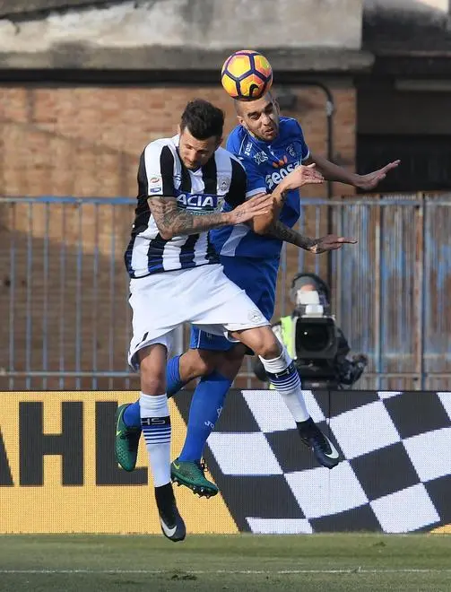 Udinese's forward Cyril Thereau, left, and Empoli's defender Giuseppe Bellusci, right, jump to hit the ball head during the Italian serie A soccer match between Empoli FC vs Udinese Calcio at Carlo Castellani Stadium in Empoli, Italy, 22 January 2017. ANSA/CLAUDIO GIOVANNINI