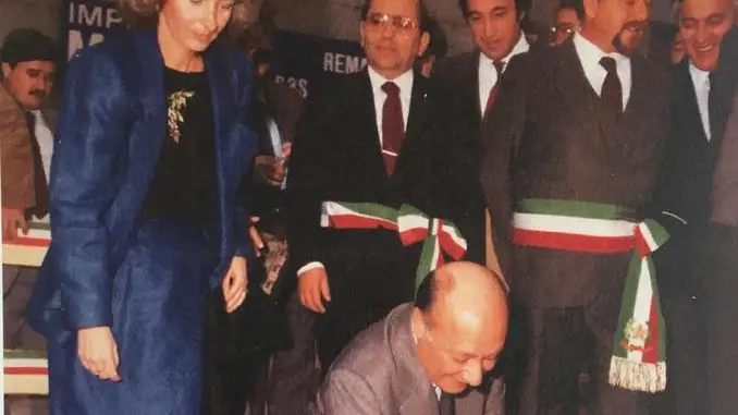 Il ministro Gullotti posa la prima pietra del palazzo Orgnani-Martina. Da sinistra l’assessore Calderari, il consigliere di Roma Alfonsi, l’assessore regionale Dominici, il sindaco Valent e il presidente Fvg Biasutti