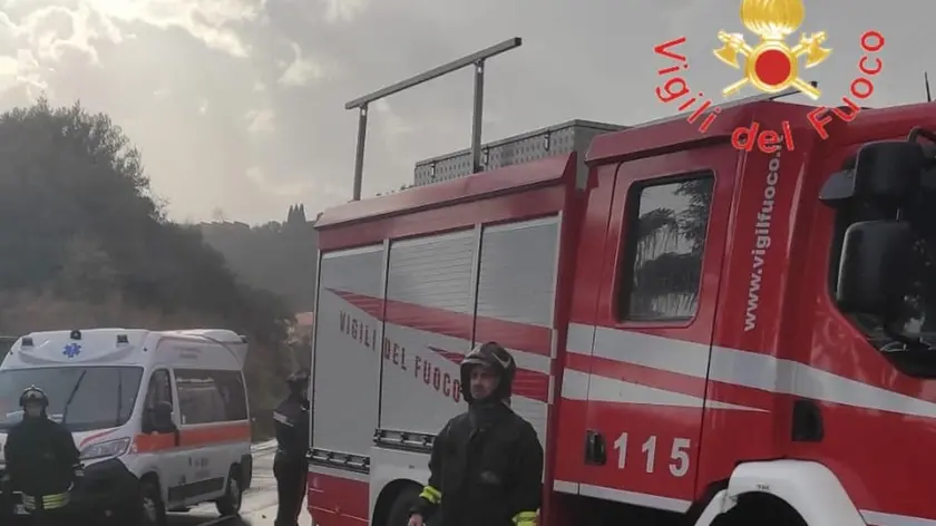 I soccorsi in seguito a un incidente stradale costato la vita a quattro persone, tutte giovani, lungo la statale 106 jonica, a Montauro, a pochi chilometri da Catanzaro, 6 gennaio 2024. Nell'incidente sono rimaste coinvolte due automobili, una Fiat Idea ed una Fiat Panda, che, secondo quanto é emerso dai primi rilievi, si sarebbero scontrate frontalmente. ANSA/ VIGILI DEL FUOCO ++HO - NO SALES EDITORIAL USE ONLY++