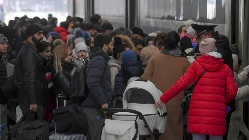 Folla di profughi, nella stazione di Chisinau capitale della Moldavia per raggiungere la Romania, Una delle tappe del lungo esodo, 8 marzo 2022. ANSA/CIRO FUSCO