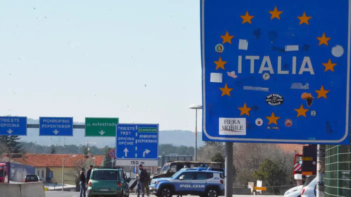 In Slovenia sono iniziati i controlli alla frontiera con l'Italia, e l'ingresso di persone è consentito solo ai cittadini sloveni o ai possessori di un permesso di residenza permanente o temporanea, 11 marzo 2020. ANSA/MAURO ZOCCHI