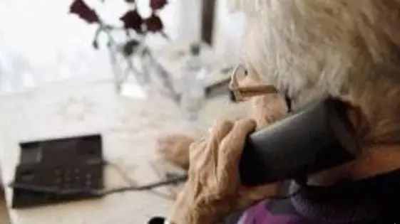 I malviventi hanno usato l’ormai nota storia del parente che ha avuto un incidente e che necessita subito di denaro per risolvere il problema