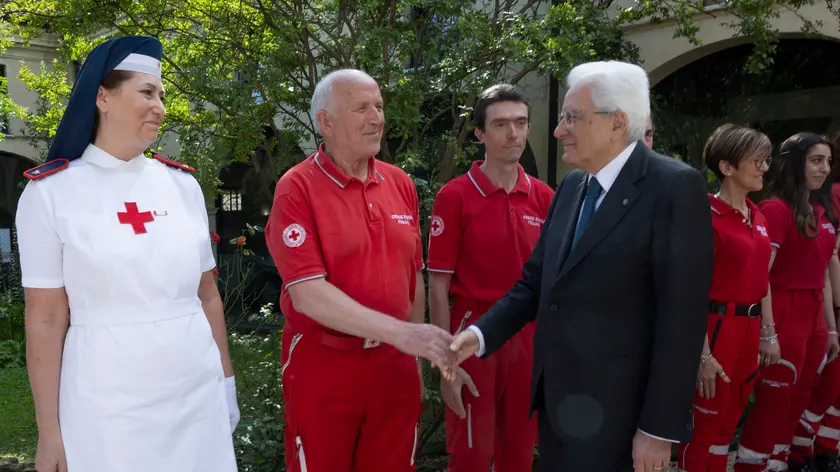 Il Presidente della Repubblica Sergio Mattarella saluta i volontari della CRI e rappresentanti del corpo militare volontario ,in occasione del 160° anniversario (foto di Francesco Ammendola - Ufficio per la Stampa e la Comunicazione della Presidenza della Repubblica)