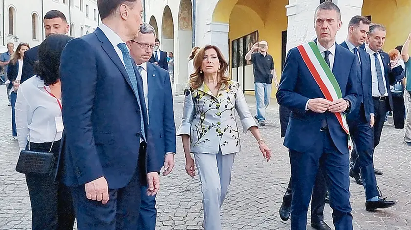La presidente Casellati a Pordenone e, dietro, Alessandro e Luca Ciriani (foto Missinato)