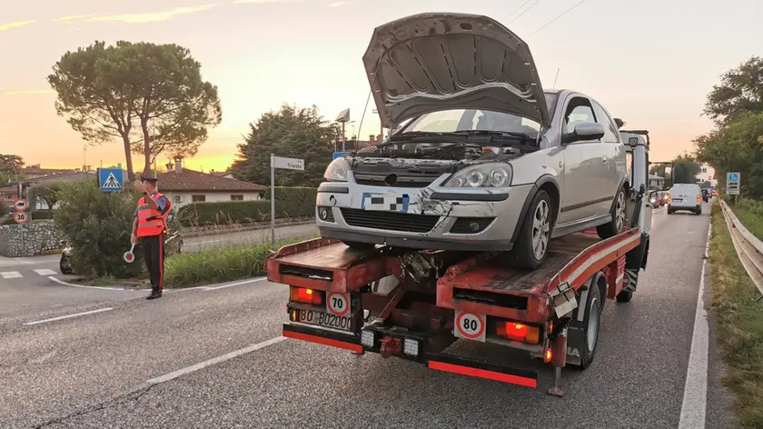La rimozione dell'auto coinvolta nell'incidente a San Giovanni al Natisone (foto Petrussi)