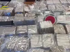 Una vasta operazione antidroga della Guardia di Finanza, tra Caltanissetta, Agrigento e Roma, ha portato al sequestro di 120 chilogrammi complessivi di stupefacenti e all'arresto di 12 persone. L'indagine, denominata "Colpo secco" e coordinata dalla Procura di Caltanissetta, ha preso avvio dalle azioni di contrasto in alcune piazze di spaccio. L'ultimo sequestro effettuato dai finanzieri è avvenuto a Roma dove, nei giorni scorsi, è stato arrestato un cittadino egiziano, in possesso di un ingente quantitativo di stupefacenti. Dopo essere stato fermato dagli uomini delle fiamme gialle, a seguito di ulteriori accertamenti e perquisizioni a suo carico sono stati scoperti oltre 100 chilogrammi di droga, tra hashish e marijuana. Inoltre, nel corso delle perquisizioni, sono state trovate anche due pistole, un silenziatore e tre "penne pistola" con le relative munizioni. Il sequestro arriva dopo complesse indagini portate avanti dal Gico di Caltanissetta, sin dallo scorso febbraio, con il sequestro di altri 17 Kg di hashish, 100 grammi di cocaina e 400 grammi di marijuana, e l'arresto di 11 persone. ANSA/Guardia di Finanza ANSA PROVIDES ACCESS TO THIS HANDOUT PHOTO TO BE USED SOLELY TO ILLUSTRATE NEWS REPORTING OR COMMENTARY ON THE FACTS OR EVENTS DEPICTED IN THIS IMAGE; NO ARCHIVING; NO LICENSING NPK