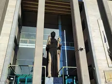 Sono iniziate le udienze di convalida dei fermi dei sette egiziani indagati per la violenza sessuale di gruppo a una 13enne nella Villa Bellini di Catania. Alcune si tengono su piattaforme online altre in presenza. Davanti al Palazzo di giustizia sono stati esposti due striscioni: 'Femminestorie', 'Sham officine coordinamento contro la violenza e contro il femminicidio' 'Fright diritti senza confini', 5 febbraio 2024. ANSA/MIMMO TROVATO