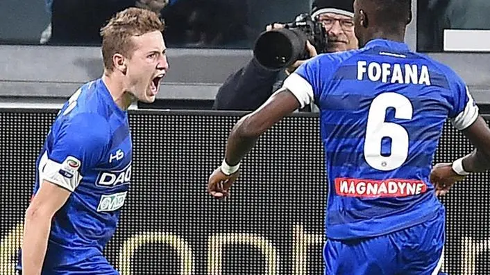 Udinese's Jakub Jankto (L) jubilates with his teammate Seko Fofana after scoring the goal during the Italian Serie A soccer match Juventus Fc vs Udinese Calcio at Juventus Stadium in Turin, Italy, 15 October 2016. ANSA/ALESSANDRO DI MARCO