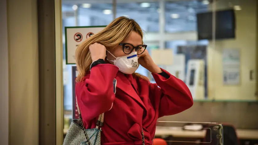 La consegna delle mascherine - Controllo temperatura corporea con termoscanner e consegna kit con guanti e mascherine all’ingresso del Pirellone per il consiglio regionale a causa dell’emergenza coronavirus Covid-19 Milano, 31 Marzo 2020Ansa/Matteo Corner