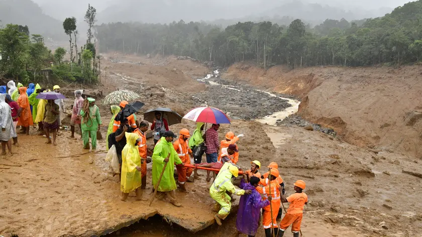 epa11511502 Rescue workers carry the body of a victim as search operations continue following landslides in Mundakai, Chooralmala area, Wayanad district, Kerala, southern India, 31 July 2024. The death toll of multiple landslides that hit Kerala’s Wayanad district on 30 July has risen to 158, according to the State Revenue Department. A two-day statewide mourning period was announced on 30 July. EPA/TP BINU
