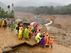 epa11511502 Rescue workers carry the body of a victim as search operations continue following landslides in Mundakai, Chooralmala area, Wayanad district, Kerala, southern India, 31 July 2024. The death toll of multiple landslides that hit Kerala’s Wayanad district on 30 July has risen to 158, according to the State Revenue Department. A two-day statewide mourning period was announced on 30 July. EPA/TP BINU