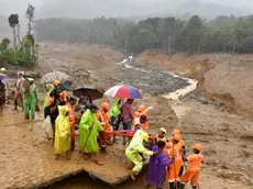 epa11511502 Rescue workers carry the body of a victim as search operations continue following landslides in Mundakai, Chooralmala area, Wayanad district, Kerala, southern India, 31 July 2024. The death toll of multiple landslides that hit Kerala’s Wayanad district on 30 July has risen to 158, according to the State Revenue Department. A two-day statewide mourning period was announced on 30 July. EPA/TP BINU