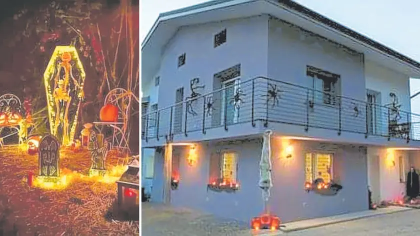 L'allestimento nel giardino della famiglia Soncin-Degano di Talmassons (premio per la casa più paurosa); a destra la casa di Adamo Gerussi di Cassacco, premiata per la finestra/porta più paurosa