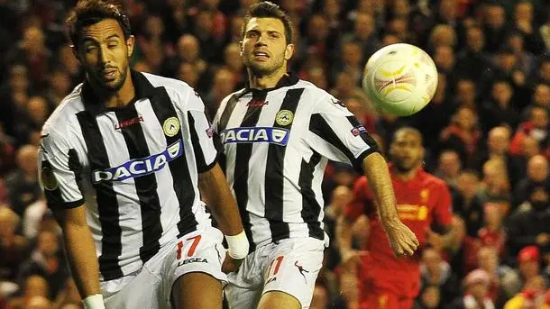 epa03421605 Liverpool's Jonjo Shelvey (R) scores the opening goal during the UEFA Europa League soccer match against Udinese Calcio at Anfield in Liverpool, Britain, 04 October 2012. EPA/PETER POWELL .