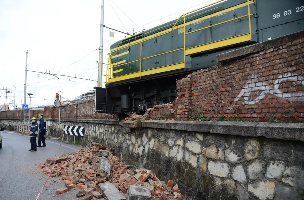 Udine 07 Marzo 2016 deragliamento locomotore via cernaia Petrussi Foto Turco Massimo