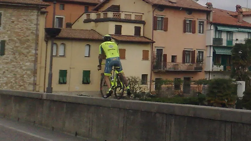 Cividale del Friuli 13 Aprile 2016. Vittorio Bumotti, campione di bike trial ed inviato di Striscia la notizia, con la bici sul parapetto il Ponte del Diavolo. Lo storico ponte della citta' ducale il 20 maggio sara' attraversato dalla carovana del Giro d' Italia. © Petrussi Foto Press
