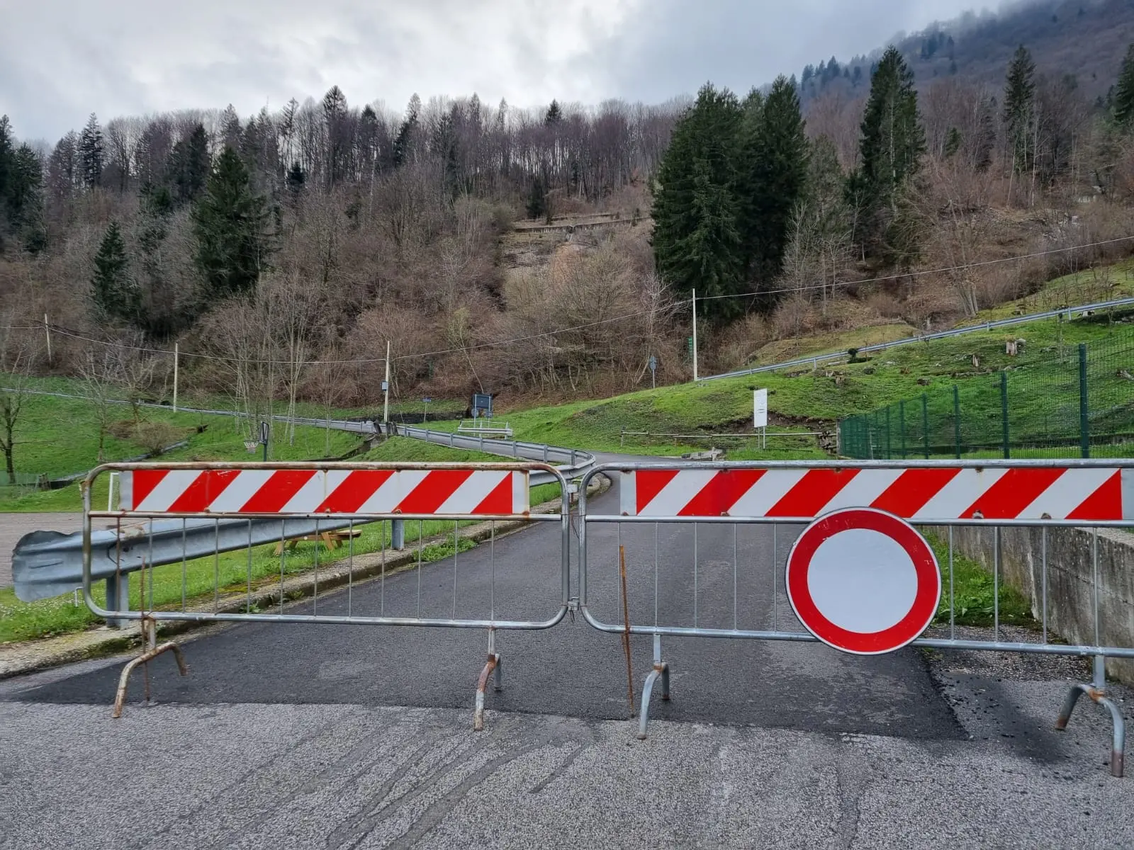 Il blocco della salita verso la frazione di Tolmezzo