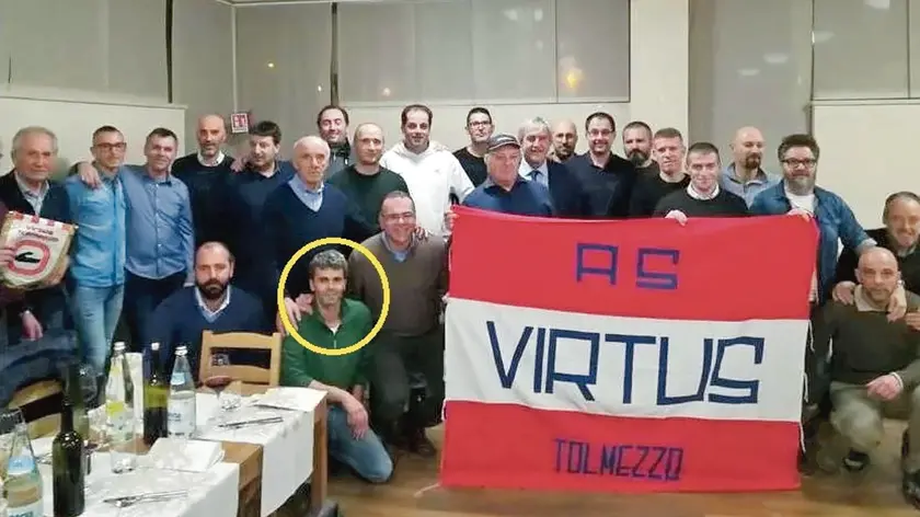 Massimiliano Anesi (nel riquadro) quando nel novembre 2019 festeggiò i 31 anni dopo il titolo del 1988 del Campionato Carnico Giovanissimi