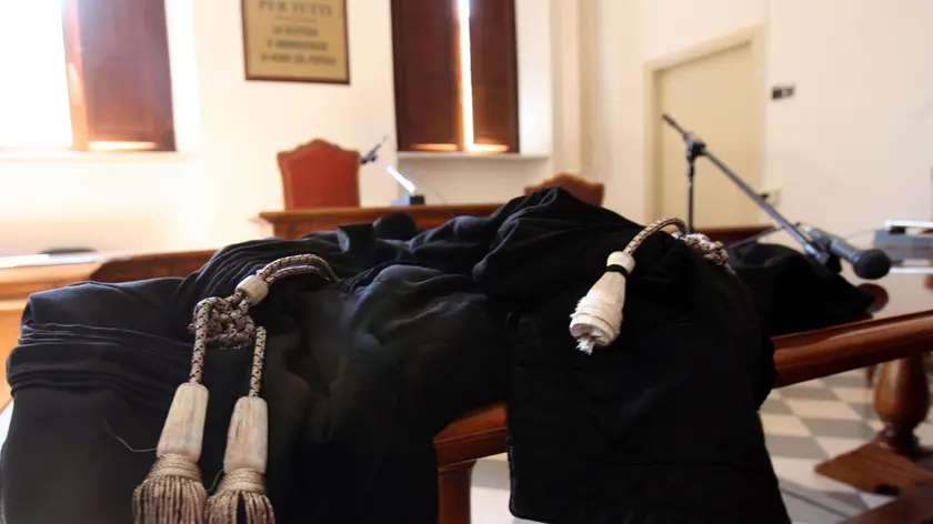 Toghe di magistrati poggiate su un tavolo di un'aula di tribunale, in una foto d'archivio. Il Consiglio dei ministri, secondo quanto si apprende da fonti governative, ha dato il via libera al decreto di attuazione della delega sulla revisione delle circoscrizioni giudiziarie. Il testo è stato approvato all'unanimità ed è confermato quanto previsto in entrata. Il testo, dunque, sempre secondo quanto si apprende, prevede la riduzione e l'accorpamento di 37 tribunali sui 165 esistenti e la soppressione di tutte le 220 sezioni distaccate di tribunale. Viene prevista inoltre la redistribuzione del personale sul territorio. ANSA