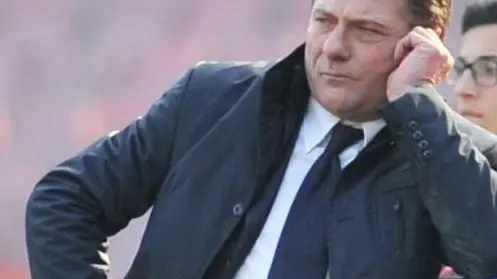 L' allenatore del Napoli Walter Mazzarri pensieroso nell' incontro di campionato Napoli- Sampdoria oggi 17 Febbraio 2013, allo stadio San Paolo. ANSA/CESARE ABBATE
