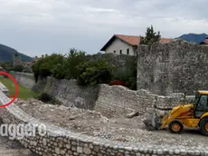 A sinistra il punto di congiunzione della mura a Venzone