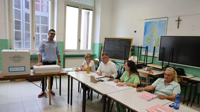 Operazioni di voto per il secondo turno delle amministrative in un seggio di Foligno, 23 giugno 2024. ANSA/GIANLUIGI BASILIETTI (ballottaggio; ballottaggi; comunali; comune; voto; votazioni; elezioni; seggio)