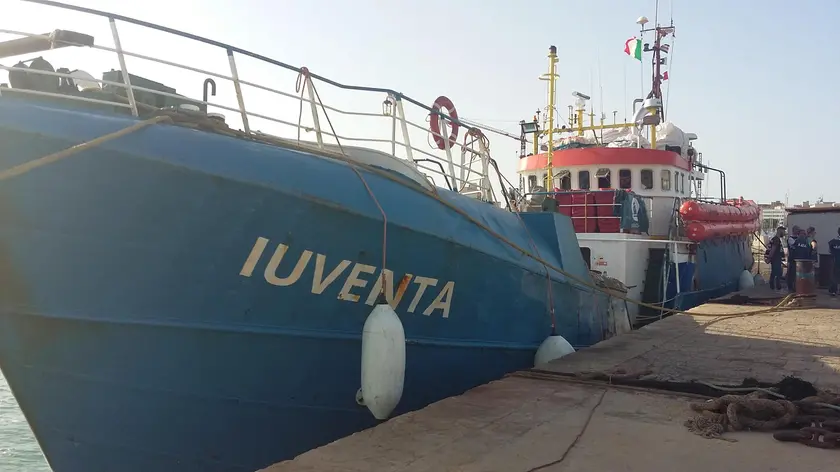 Arrivata nel porto di Trapani la nave Iuventa della Ong tedesca Jugend Rettet, partita ieri sera da Lampedusa con a bordo 4 uomini della capitaneria di porto, 04 agosto 2017. La nave era stata sequestrata due giorni fa nella acque dell'isola delle Pelagie, per decreto del Gip di Trapani, su richiesta della procura. ANSA/GIANFRANCO CRISCENTI