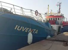 Arrivata nel porto di Trapani la nave Iuventa della Ong tedesca Jugend Rettet, partita ieri sera da Lampedusa con a bordo 4 uomini della capitaneria di porto, 04 agosto 2017. La nave era stata sequestrata due giorni fa nella acque dell'isola delle Pelagie, per decreto del Gip di Trapani, su richiesta della procura. ANSA/GIANFRANCO CRISCENTI