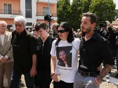 il fratello Daniel Zanola con la sorella Federica, funerali di Giada Zanola ragazza gettata dal cavalcavia dallÕ autostrada Vigonza dal fidanzato , Brescia Folzano 6 giugno 2024. Ansa Filippo Venezia
