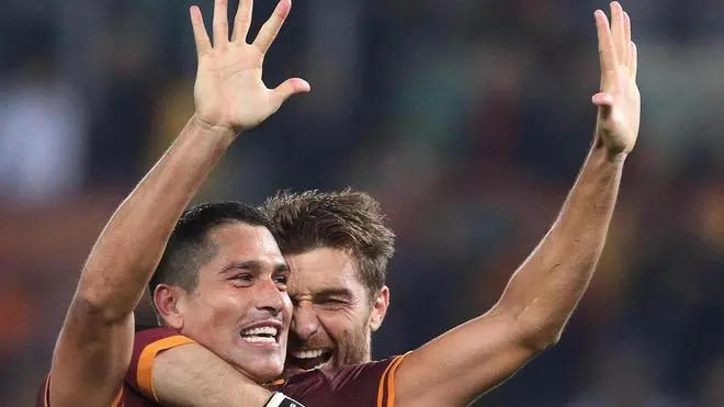 Players of AS Roma, Marco Borriello (L) and Morgan De Sanctis, celebrate the victory at the end of the Italian Serie A soccer match AS Roma vs AC Chievo Verona at Olimpico stadium in Rome, Italy, 31 October 2013. ANSA/ALESSANDRO DI MEO