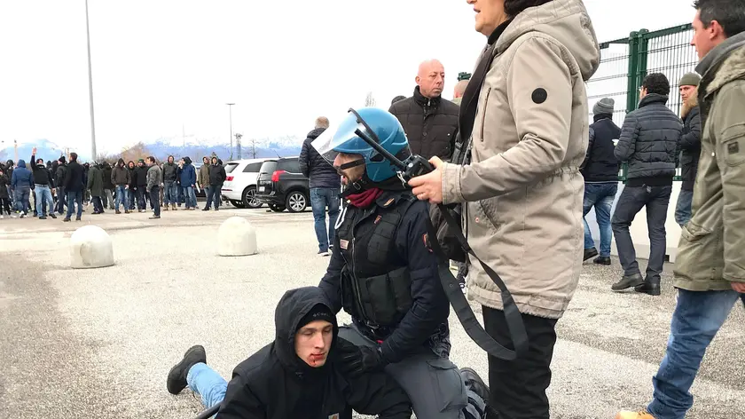L'intervento della polizia prima dell'incontro di calcio tra Udinese e Napoli allo stadio Friuli di Udine, 26 novembre 2017. ANSA/ ALBERTO LANCIA