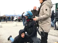 L'intervento della polizia prima dell'incontro di calcio tra Udinese e Napoli allo stadio Friuli di Udine, 26 novembre 2017. ANSA/ ALBERTO LANCIA