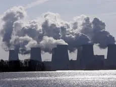 20070406 - ROMA - ENV - CLIMA: PRESIDENTEIPCC, ULTIMI RITOCCHI DOCUMENTO COMPLESSO. Water vapour emerges of the cooling towers of the power plant Jaenschwalde, Germany, Thursday, 05 April 2007. Energy group Vattenfall Europe put a carbon dioxide free test installation into service. Scientists of the Brandenburg Technical Unversity Cottbus (BTU) and Vattenfall use the plant to do research on a climate-friendly brown coal power generation. Environmenalists criticize brown coal-fired power plants as extremly harmful to the climate. ANSA/Bernd Settnik/DRN