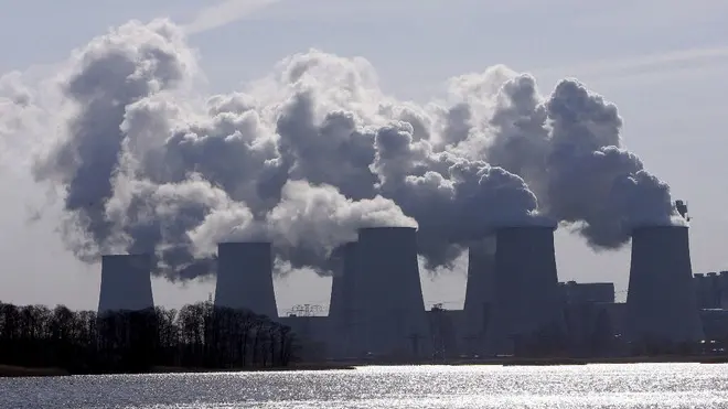 20070406 - ROMA - ENV - CLIMA: PRESIDENTEIPCC, ULTIMI RITOCCHI DOCUMENTO COMPLESSO. Water vapour emerges of the cooling towers of the power plant Jaenschwalde, Germany, Thursday, 05 April 2007. Energy group Vattenfall Europe put a carbon dioxide free test installation into service. Scientists of the Brandenburg Technical Unversity Cottbus (BTU) and Vattenfall use the plant to do research on a climate-friendly brown coal power generation. Environmenalists criticize brown coal-fired power plants as extremly harmful to the climate. ANSA/Bernd Settnik/DRN