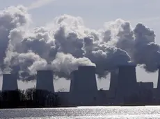 20070406 - ROMA - ENV - CLIMA: PRESIDENTEIPCC, ULTIMI RITOCCHI DOCUMENTO COMPLESSO. Water vapour emerges of the cooling towers of the power plant Jaenschwalde, Germany, Thursday, 05 April 2007. Energy group Vattenfall Europe put a carbon dioxide free test installation into service. Scientists of the Brandenburg Technical Unversity Cottbus (BTU) and Vattenfall use the plant to do research on a climate-friendly brown coal power generation. Environmenalists criticize brown coal-fired power plants as extremly harmful to the climate. ANSA/Bernd Settnik/DRN