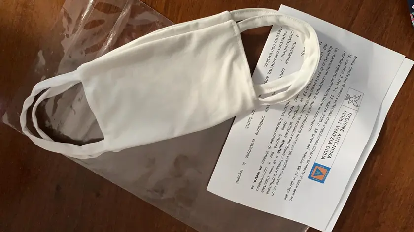 Il kit consegnato dai volontari della Protezione civile