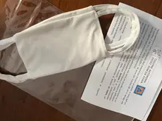 Il kit consegnato dai volontari della Protezione civile