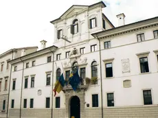 ANTEPRIMA UDINE 28 AGOSTO 2000 BANDIERA A MEZZ'ASTA PALAZZO PROVINCIA TELEFOTO AGENZIA ANTEPRIMA