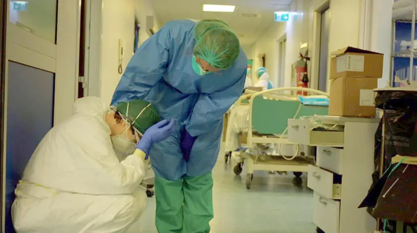 Sconforto, impotenza, stanchezza e paura ma anche tanta forza e il coraggio che si infondono l'un con l'altro convinti di farcela, di vedere la fine di questa emergenza salvando il più possibile vite umane. Sono questi i sentimenti degli infermieri del reparto di terapia intensiva dell'ospedale di Cremona, dove da oramai tre settimane si sta lottando contro il tempo per curare i pazienti in gravi condizioni per il Coronavirus: mai un riposo, ogni giorno in "trincea"..ANSA/UFFICIO STAMPA OSPEDALE CREMONA