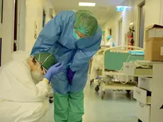 Sconforto, impotenza, stanchezza e paura ma anche tanta forza e il coraggio che si infondono l'un con l'altro convinti di farcela, di vedere la fine di questa emergenza salvando il più possibile vite umane. Sono questi i sentimenti degli infermieri del reparto di terapia intensiva dell'ospedale di Cremona, dove da oramai tre settimane si sta lottando contro il tempo per curare i pazienti in gravi condizioni per il Coronavirus: mai un riposo, ogni giorno in "trincea"..ANSA/UFFICIO STAMPA OSPEDALE CREMONA