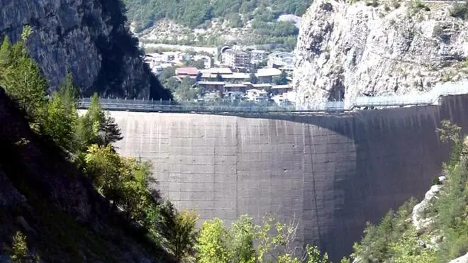 20031006 - LONGARONE (BELLUNO) - CRO - VAJONT: LONGARONE; 40 ANNI DI RICOSTRUZIONE ECONOMICA - Una foto della diga ricostruita scattata la scorsa estate. FOLCO LANCIA/ANSA/TO