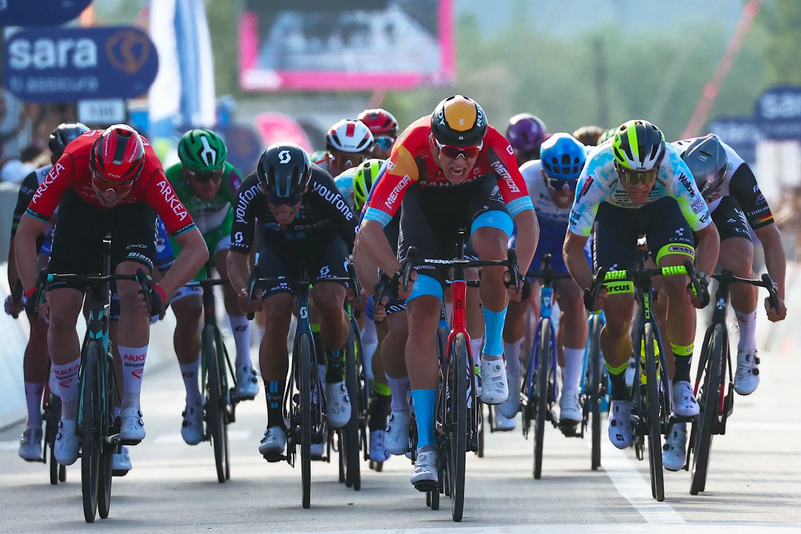 Bahrain - Victorious's Italian rider Jonathan Milan (C) cycles to crosses the finish line to win the second stage of the Giro d'Italia 2023 cycling race, 202 km between Teramo and San Salvo, on May 7, 2023. (Photo by Luca Bettini / AFP)