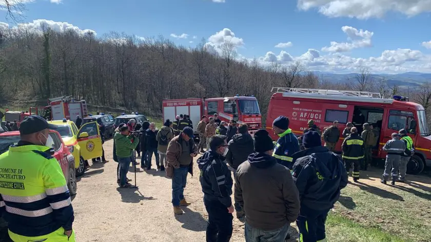 Centinaia, tra vigili del fuoco, carabinieri, polizia, uomini del soccorso specializzato e volontari del paese, sono alla ricerca della piccola Nicole, la bambina scomparsa nella serata di ieri, sabato 2 aprile. Davanti alla casa in campagna nella frazione di Fonte San Pietro, a Sant'Angelo Limosano (Campobasso), è tutto un dispiegamento di mezzi corsi a prestare soccorso. In queste ore, con la luce del giorno, gli elicotteri dei Vigili del fuoco sorvolano il paese, si sta ricorrendo anche all'utilizzo di un drone. ANSA
