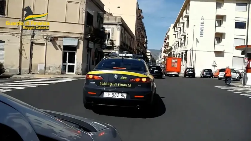 Appalti e commesse sotto controllate dalla 'ndrangheta. Tre imprenditori e un pubblico ufficiale sono finiti ai domiciliari nell'ambito dell'operazione "Revolvo" condotta dalla Guardia di finanza in esecuzione di un'ordinanza di custodia cautelare emessa dal gip su richiesta del procuratore di Reggio Calabria Giovanni Bombardieri. Nell'inchiesta sono indagate altre 10 persone tra cui funzionari del Comune di Reggio Calabria. Contestualmente, è in corso l'esecuzione del sequestro preventivo di 11 imprese attive nel settore edile, per un valore stimato in oltre 10 milioni di euro. ANSA/GUARDIA DI FINANZA EDITORIAL USE ONLY NO SALES