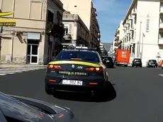 Appalti e commesse sotto controllate dalla 'ndrangheta. Tre imprenditori e un pubblico ufficiale sono finiti ai domiciliari nell'ambito dell'operazione "Revolvo" condotta dalla Guardia di finanza in esecuzione di un'ordinanza di custodia cautelare emessa dal gip su richiesta del procuratore di Reggio Calabria Giovanni Bombardieri. Nell'inchiesta sono indagate altre 10 persone tra cui funzionari del Comune di Reggio Calabria. Contestualmente, è in corso l'esecuzione del sequestro preventivo di 11 imprese attive nel settore edile, per un valore stimato in oltre 10 milioni di euro. ANSA/GUARDIA DI FINANZA EDITORIAL USE ONLY NO SALES