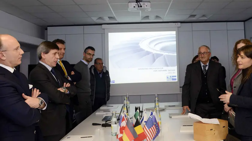 Debora Serracchiani (Presidente Regione Friuli Venezia Giulia), con Mauro Fioretti (Amministratore delegato Pietro Rosa TBM) e vertici dell'Azienda, negli stabilimenti della Pietro Rosa TBM - Maniago 30/11/2015