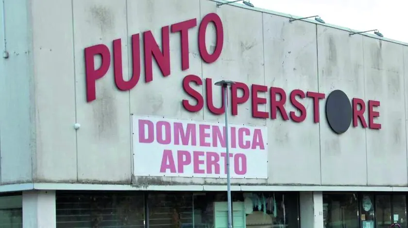 Il negozio a Fossalta di Portogruaro dove è avvenuto il crollo