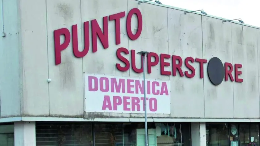 Il negozio a Fossalta di Portogruaro dove è avvenuto il crollo