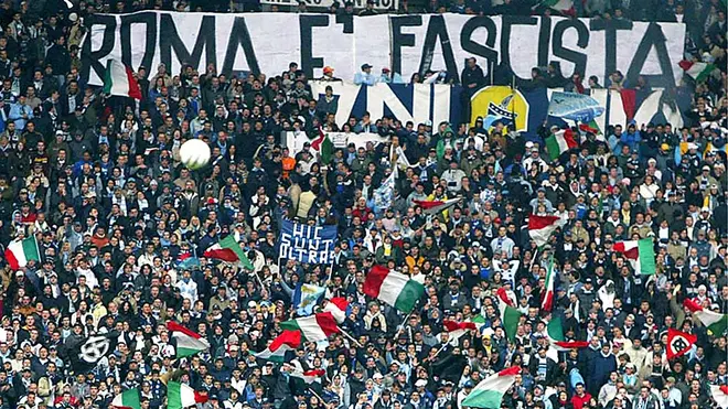 20050411 - ROMA - SPR - CALCIO: CORI FASCISTI; MACCABI, VOGLIAMO SQUALIFICA CAMPO LAZIO. Una combo, realizzata con quattro immagini di archivio, mostra alcuni striscioni esposti dai tifosi laziali in Curva Nord durante la partita Lazio-Livorno, ieri allo stadio "Olimpico" di Roma. MAURIZIO BRAMBATTI - ANSA - KRZ