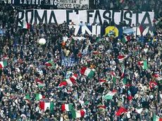 20050411 - ROMA - SPR - CALCIO: CORI FASCISTI; MACCABI, VOGLIAMO SQUALIFICA CAMPO LAZIO. Una combo, realizzata con quattro immagini di archivio, mostra alcuni striscioni esposti dai tifosi laziali in Curva Nord durante la partita Lazio-Livorno, ieri allo stadio "Olimpico" di Roma. MAURIZIO BRAMBATTI - ANSA - KRZ